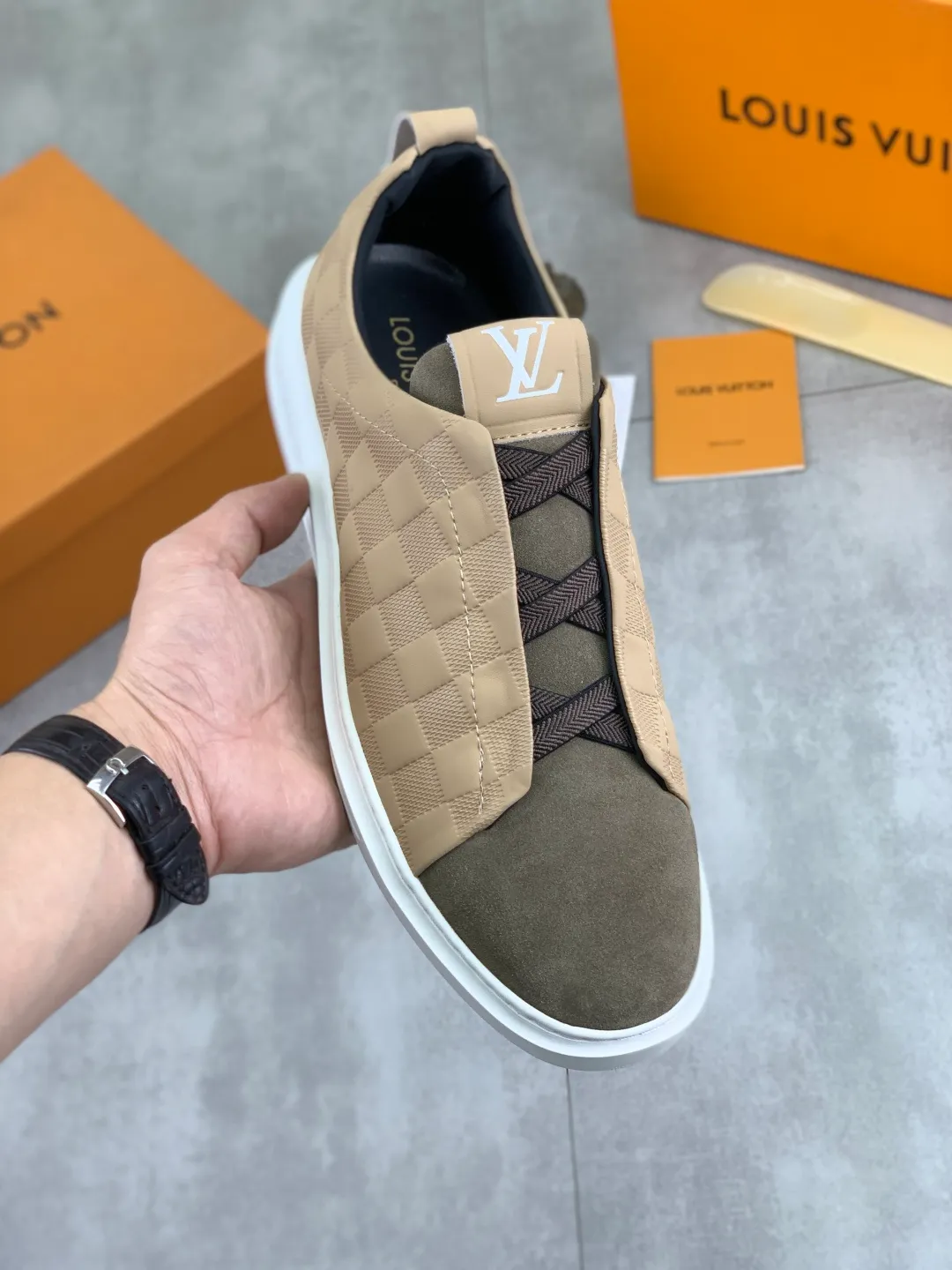Men's men's shoes P440💰【Real price】Yangli🆘 💭💭New model launched【LOUlS VUlTTON】Louis Vuitton's new low-top men's shoes, high quality, support inspection! This style comes from Italy, very energetic and creative, giving people a comfortable and atmospheric visual impact❗Synchronization, the upper is made of silk calfskin with the original LV, imported soft sheepskin lining🐑Purely hand-stitched; LV original rubber outsole 4️⃣colors available Code number: 38~44